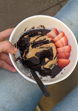 Una foto de Torta en taza/mug cake vegana sin azúcar 🍫🍰
