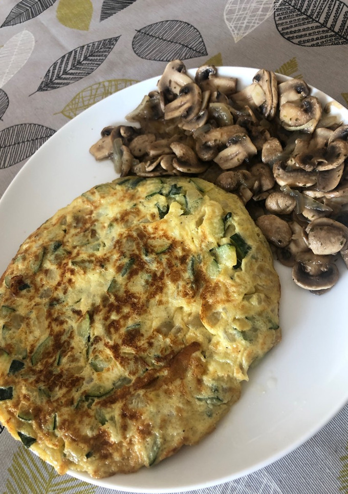 Una foto de Tortilla calabacín y cebolla