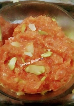 गाजर हलवा (gajar halwa recipe in marathi) रेसिपी चे मुख्य फोटो 