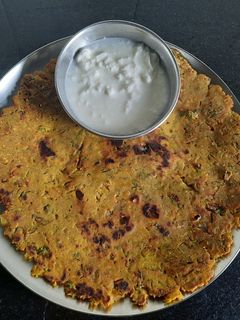 भाजणीचे थालीपीठ (Bhajniche Thalipeeth Recipe In Marathi) रेसिपी चे मुख्य फोटो