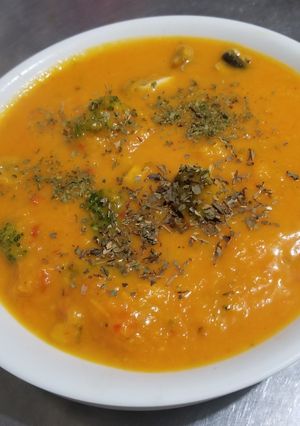 Una foto de Sopa de calabaza y verduras...Súper SANO!!!