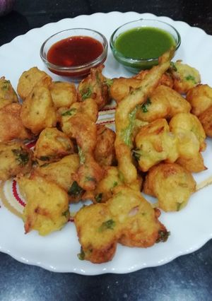 A picture of Moong & Urad dal Pakodi.
