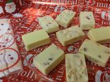 Turroncitos de chocolate blanco con frutos secos y fruta escarchada