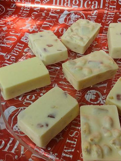 Foto principal de Turroncitos de chocolate blanco con frutos secos y fruta escarchada