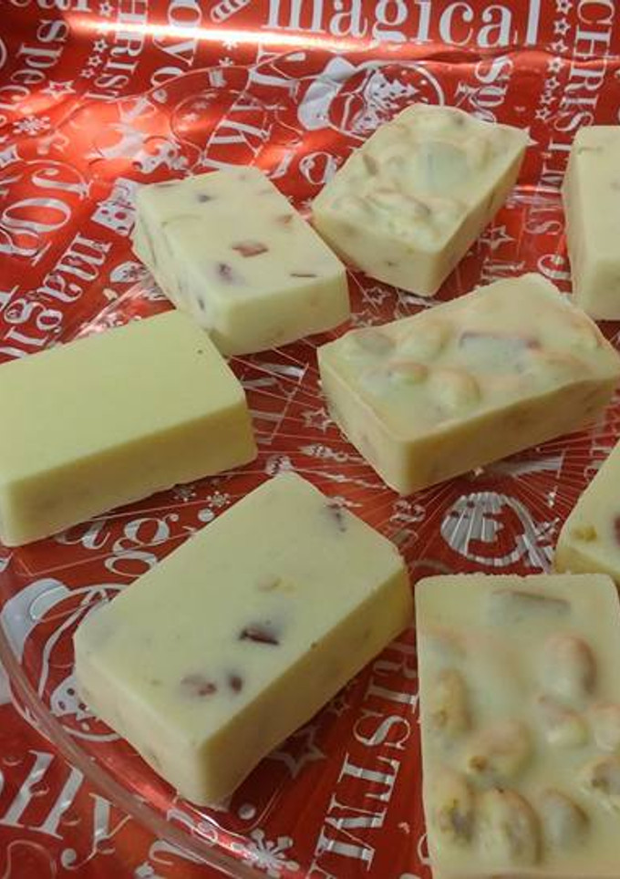 Una foto de Turroncitos de chocolate blanco con frutos secos y fruta escarchada
