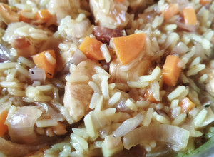 Una foto de Arroz con pollo especiado