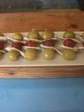 Banderillas de aceitunas, uvas y boquerones