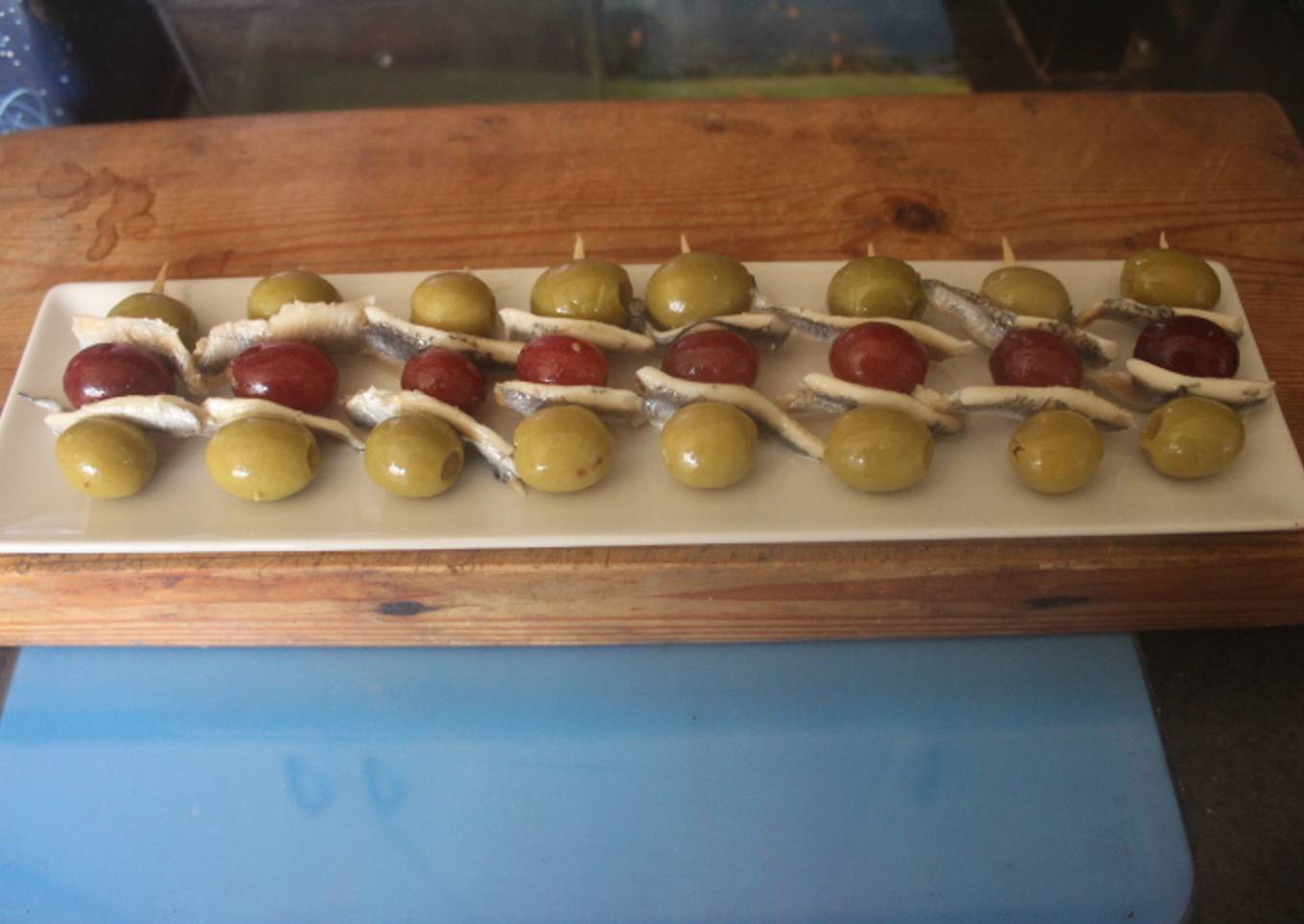 Banderillas de aceitunas, uvas y boquerones
