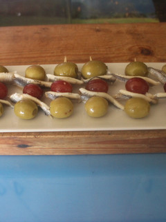 Una foto de Banderillas de aceitunas, uvas y boquerones