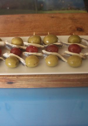 Una foto de Banderillas de aceitunas, uvas y boquerones