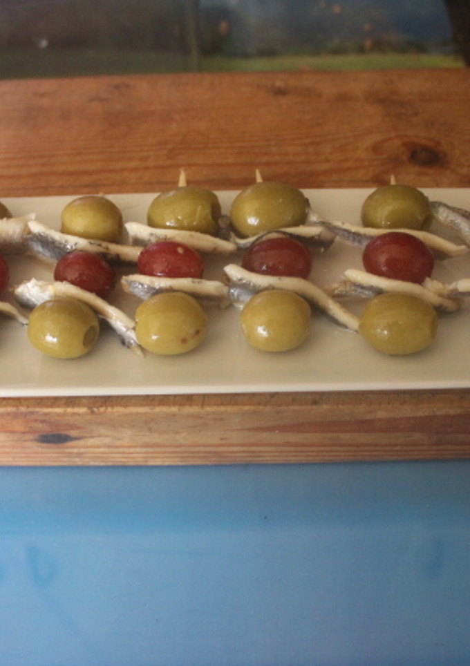 Una foto de Banderillas de aceitunas, uvas y boquerones