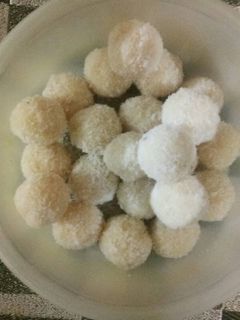 नारियल के लड्डू (Nariyal ke ladoo recipe in hindi) रेसिपी मुख्य फोटो