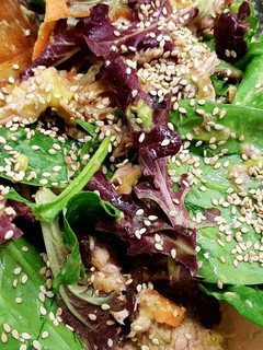 Una foto de Ensalada de brotes tiernos y Espinacas con vinagreta de Mango