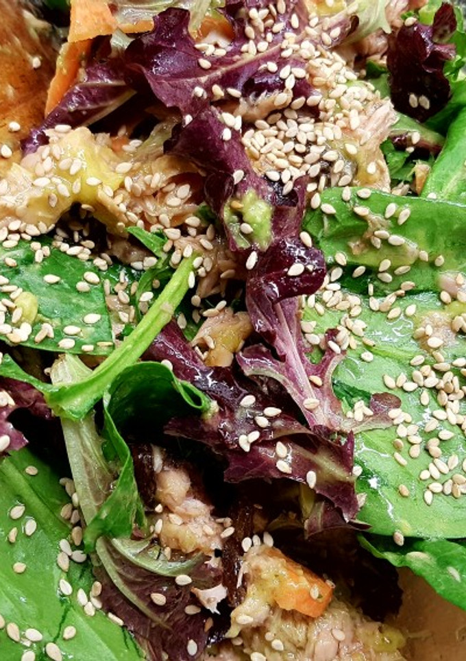 Una foto de Ensalada de brotes tiernos y Espinacas con vinagreta de Mango