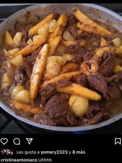 Una foto de Carne de res con mango, papas y cebolla