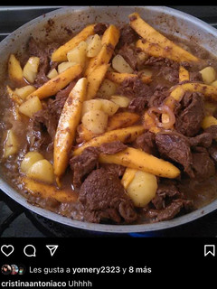 Una foto de Carne de res con mango, papas y cebolla