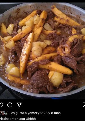 Una foto de Carne de res con mango, papas y cebolla