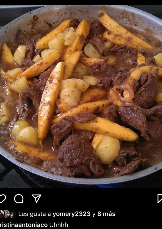 Una foto de Carne de res con mango, papas y cebolla