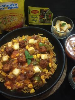 ત્રીપલ સેઝવાન મેગી (Triple Schezwan Maggi Recipe In Gujarati) રેસીપી મુખ્ય ફોટો