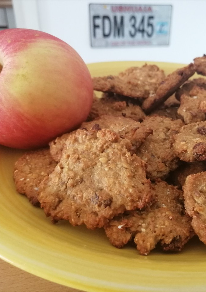 Una foto de Cookies de manzana, pasas, jengibre y avena