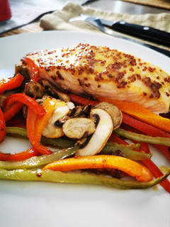 Una foto de Salmón con verduras al horno y salsa mostaza miel