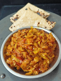 કોબી બટાકા નું શાક (Kobi Bataka Shak Recipe In Gujarati) રેસીપી મુખ્ય ફોટો