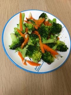 黑胡椒清炒綠花椰菜 的食譜成品照片
