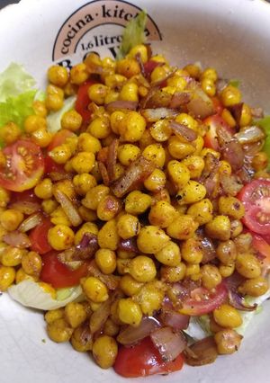 Una foto de Ensalada de garbanzos y lechuga