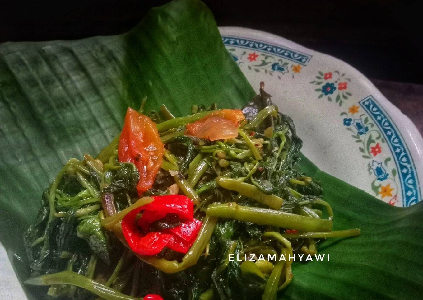 Tumis bayem ing saus tiram, ditambah tips kanggo ngupas bayem