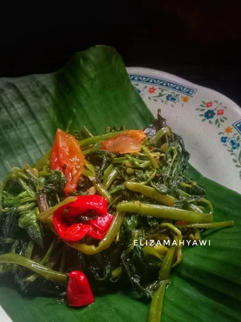 Langkah Mudah untuk Membikin Resep Tumis kangkung saos tiram plus tips menyiangi kangkung yang Sempurna Anti Ribet, Uenak Banget