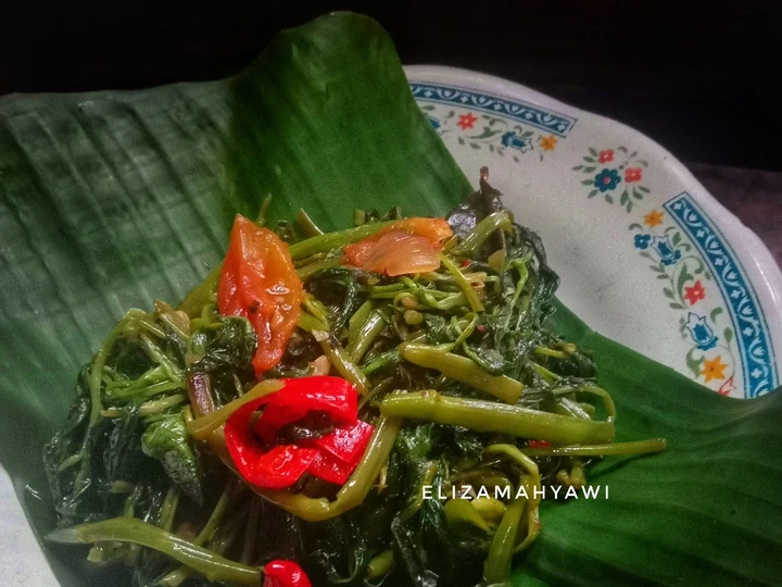 Langkah Mudah untuk Membikin Resep Tumis kangkung saos tiram plus tips menyiangi kangkung yang Sempurna Anti Ribet, Uenak Banget