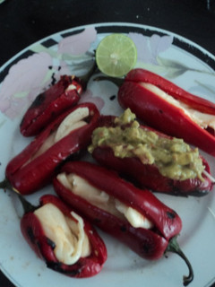 Una foto de Chiles jalapeños endulzados y rellenos de queso que no pican el geras