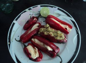 Una foto de Chiles jalapeños endulzados y rellenos de queso que no pican el geras