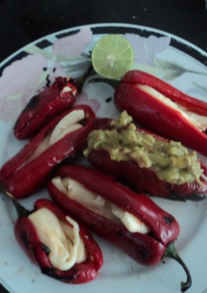Una foto de Chiles jalapeños endulzados y rellenos de queso que no pican el geras