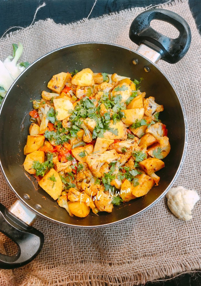 गोभी आलू की सूखी सब्जी (Gobi aloo ki sukhi sabzi recipe in Hindi) रेसिपी मुख्य फोटो