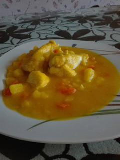 Una foto de Pollo con patatas y zanahoria en salsa a mi estilo