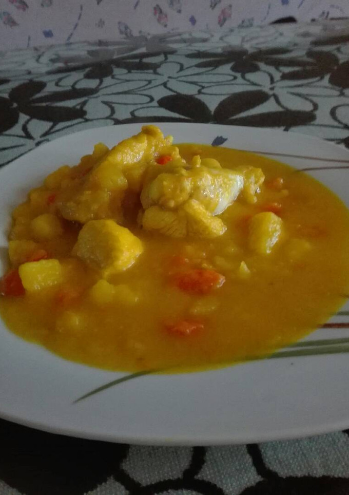 Una foto de Pollo con patatas y zanahoria en salsa a mi estilo