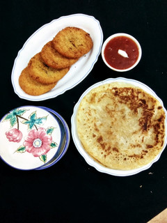 A picture of Chicken cutlas with paratha.