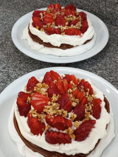 Una foto de Pavlova con frutillas