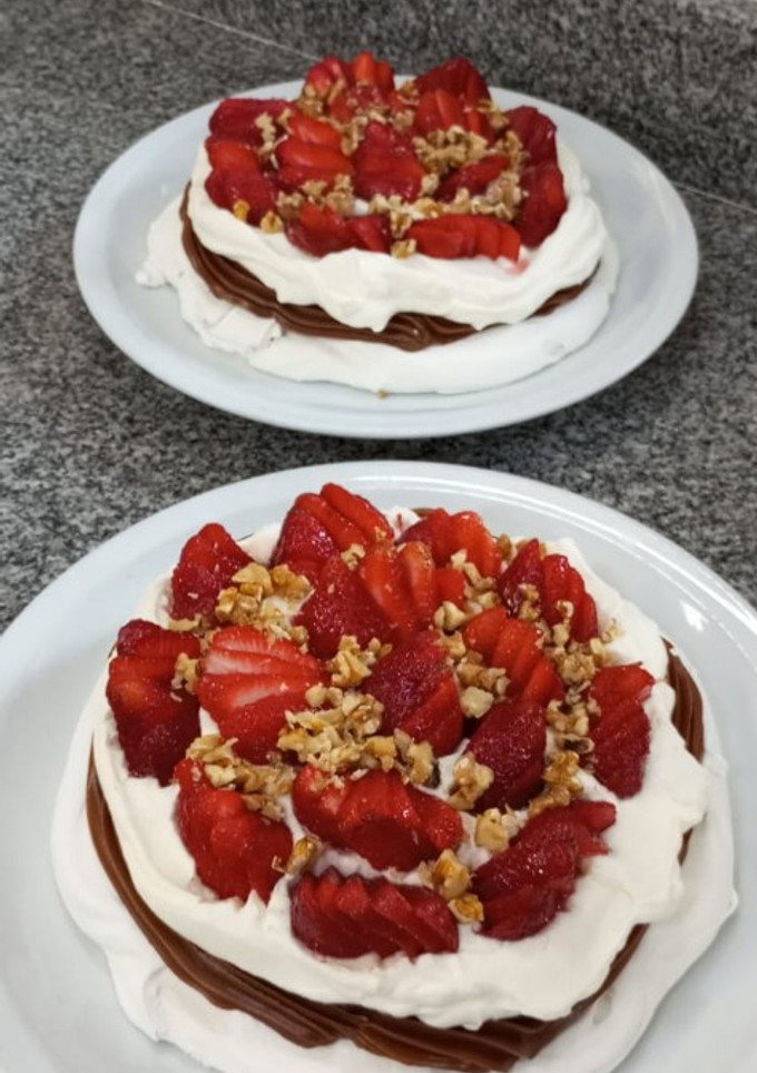 Una foto de Pavlova con frutillas