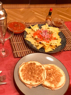 Una foto de Cena Mex de sincronizadas de pavo y totopos