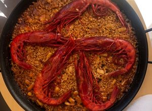 Una foto de Paella con carabineros