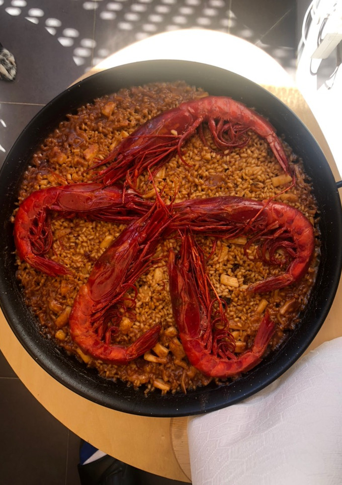 Una foto de Paella con carabineros