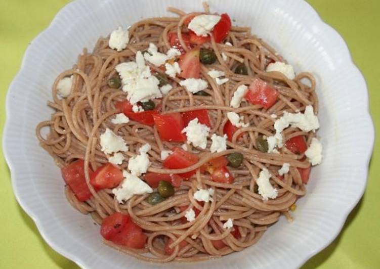 Spaghetti with raw tomato and olives