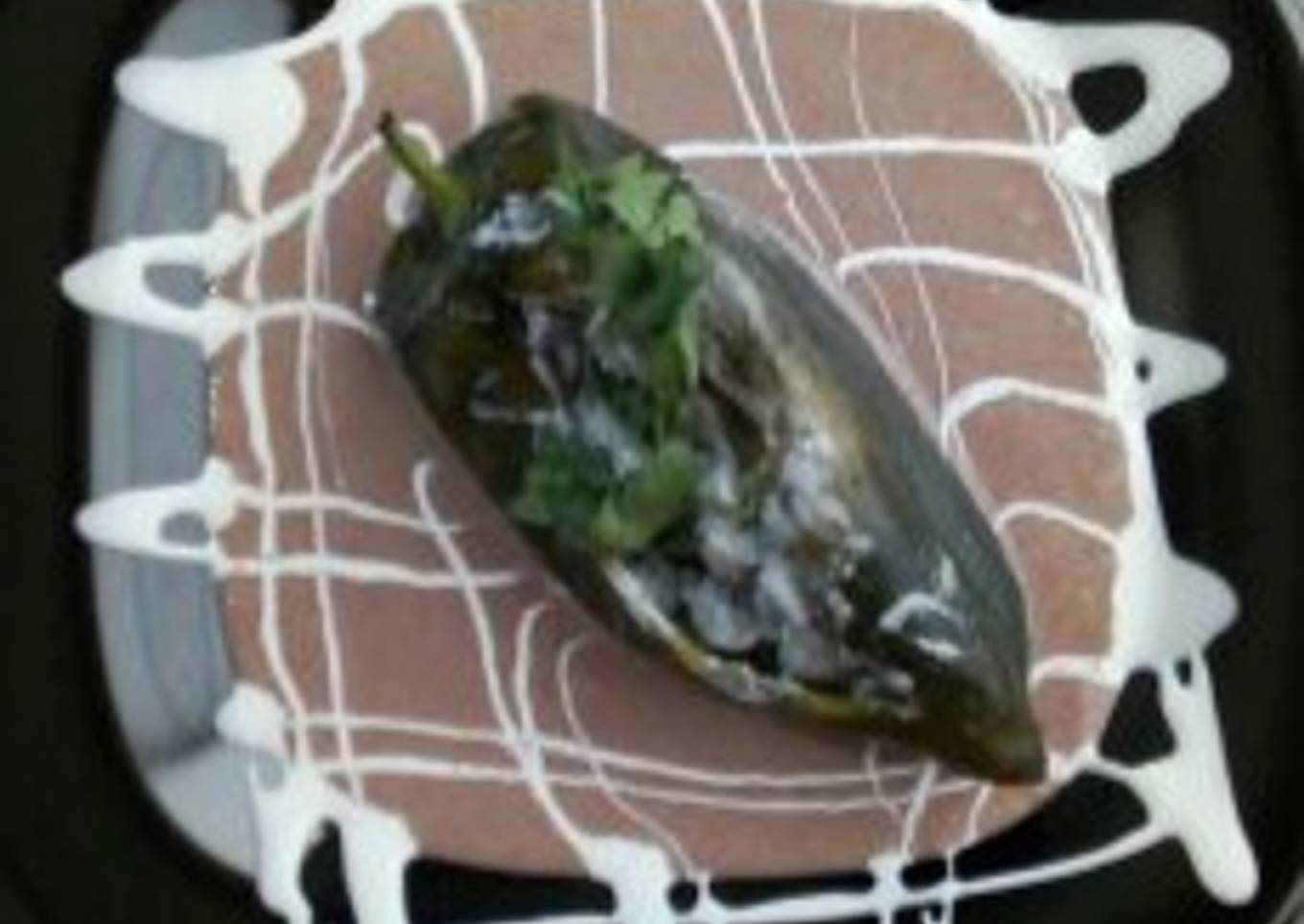 Chile relleno de queso de cabra con camarones