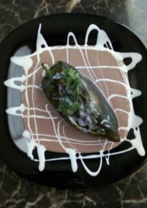 Una foto de Chile relleno de queso de cabra con camarones