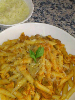 Una foto de Macarrones boloñesa a mi manera con queso media curación rallado