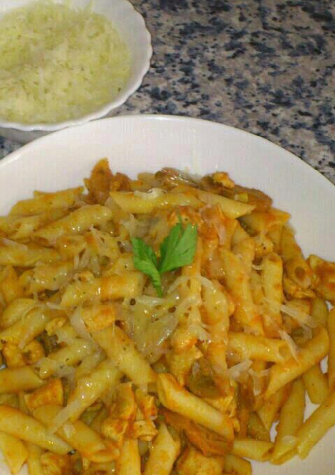 Una foto de Macarrones boloñesa a mi manera con queso media curación rallado