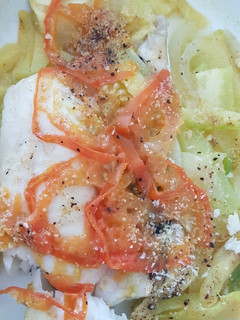Una foto de Merluza con verduras en el microondas