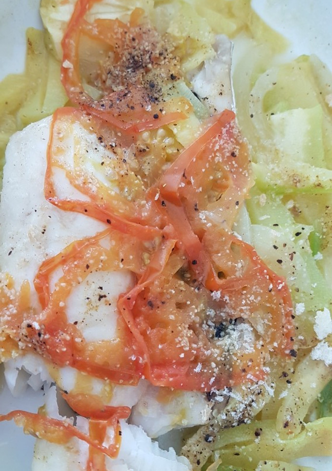 Una foto de Merluza con verduras en el microondas